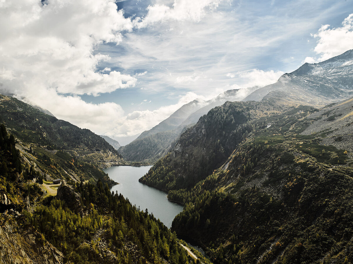 Panoramablick auf die Kölnbreinsperre mit türkisfarbenem Speichersee in den Hohen Tauern – fotografiert vom Fotograf Atelier Schulte, Spezialist für Alpenlandschaften und professionelle Landschaftsfotografie in ganz Österreich mit Fokus auf besondere Lichtstimmungen.