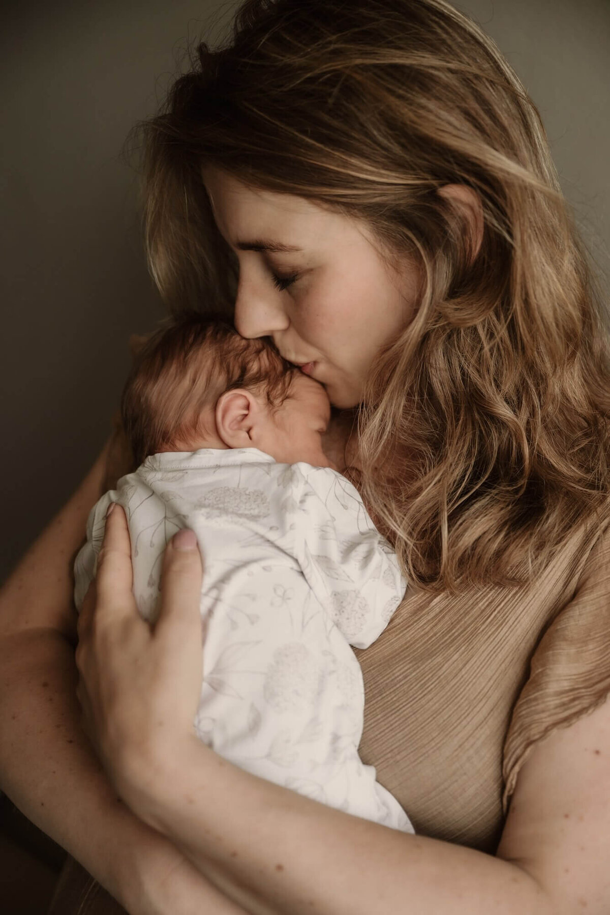 moeder met baby tijdens newbornshoot door fotograaf Eline Hemelt