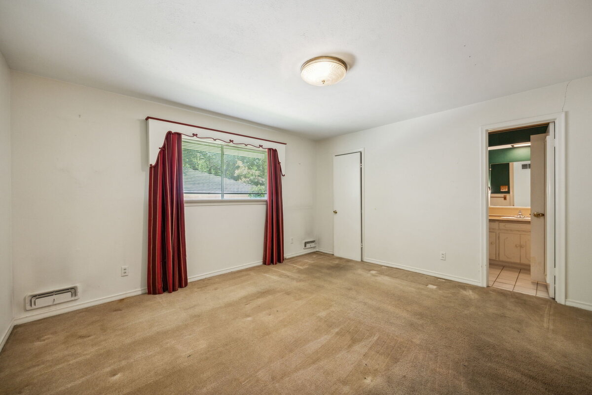 14214_edgecrest_dr_dallas_tx_guest_bedroom_-spacious_secondary_bedroom_with_attached_bathroom_and_natural_light-_haven_realty_group