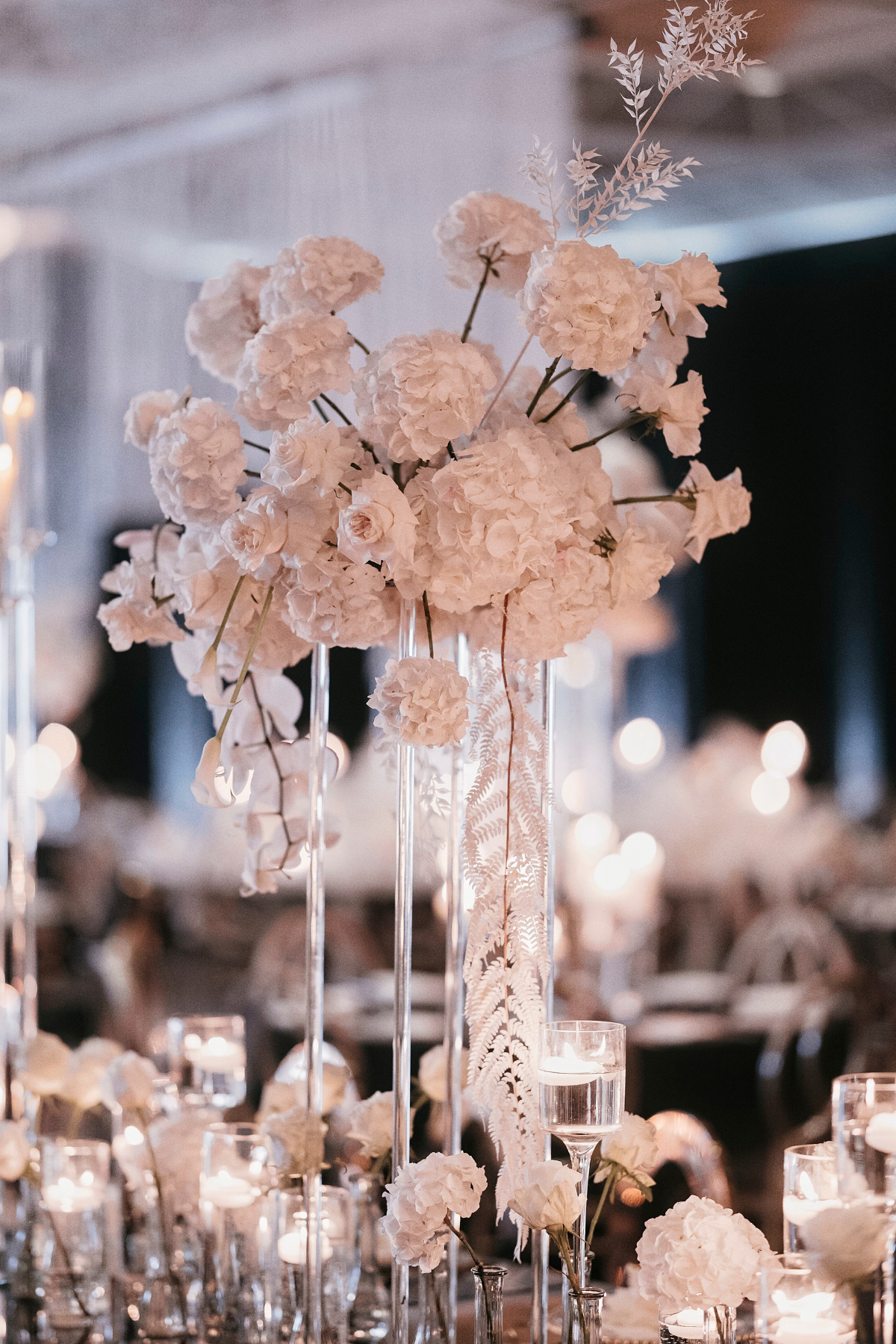 kavita-mohan-black-white-reception-candles-flowers-hydrangea-roses