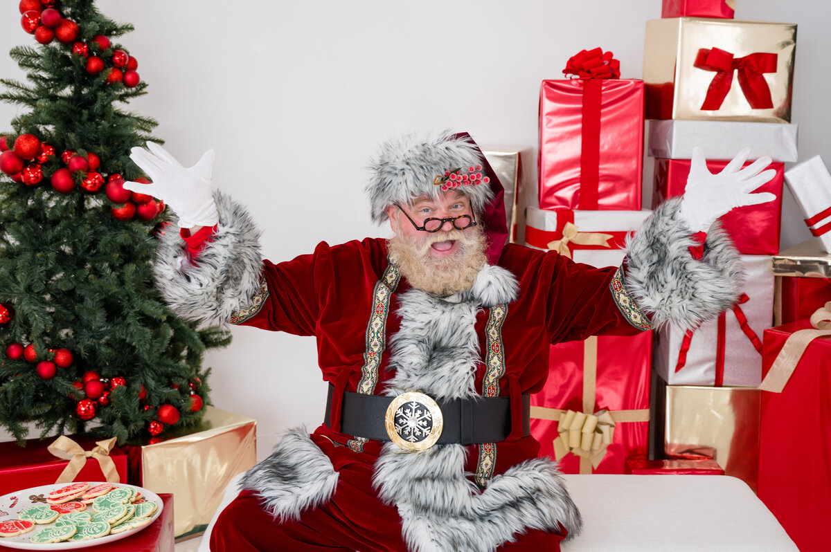 Santa enjoying cookies during Houston holiday branding mini session by Lissette G Photography