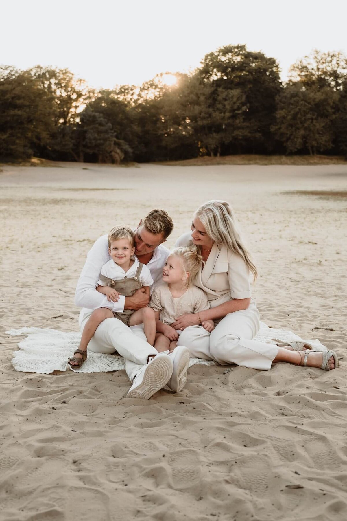 Gezin in duinen tijdens gezinsshoot door fotograaf Eline Hemelt