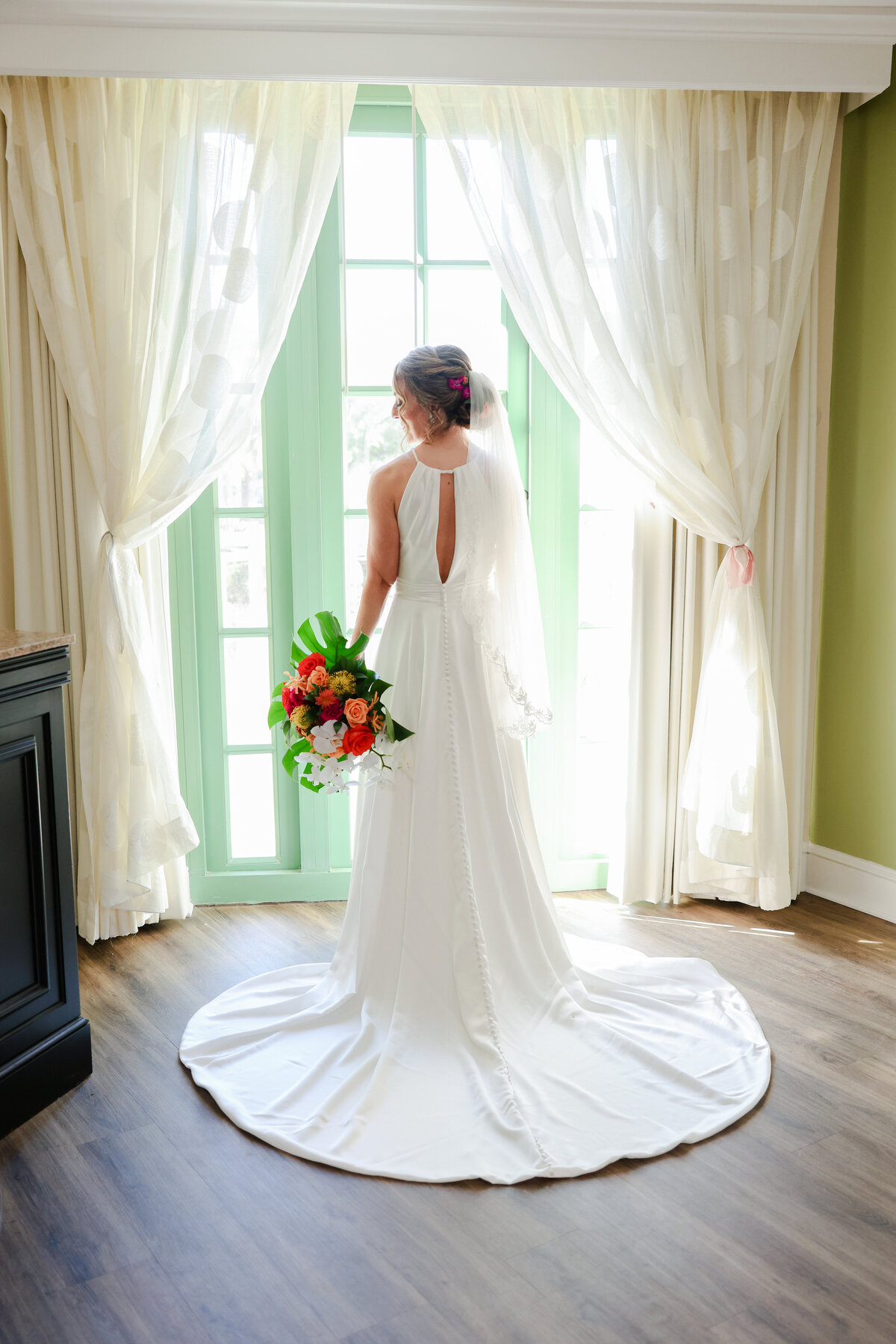 5 - Vinoy Hotel Wedding Bride with Bouquet - Tampa Bay Wedding Planner