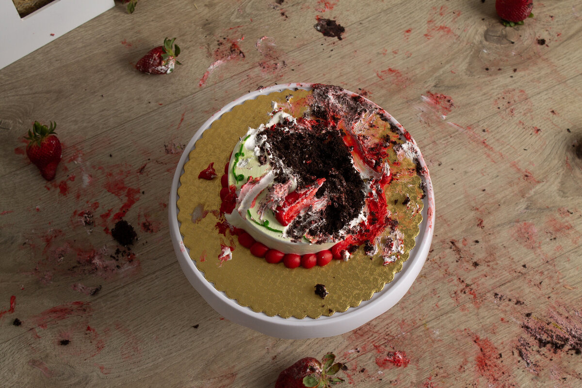 The final product of a cake after a cake smash session in Minot.
