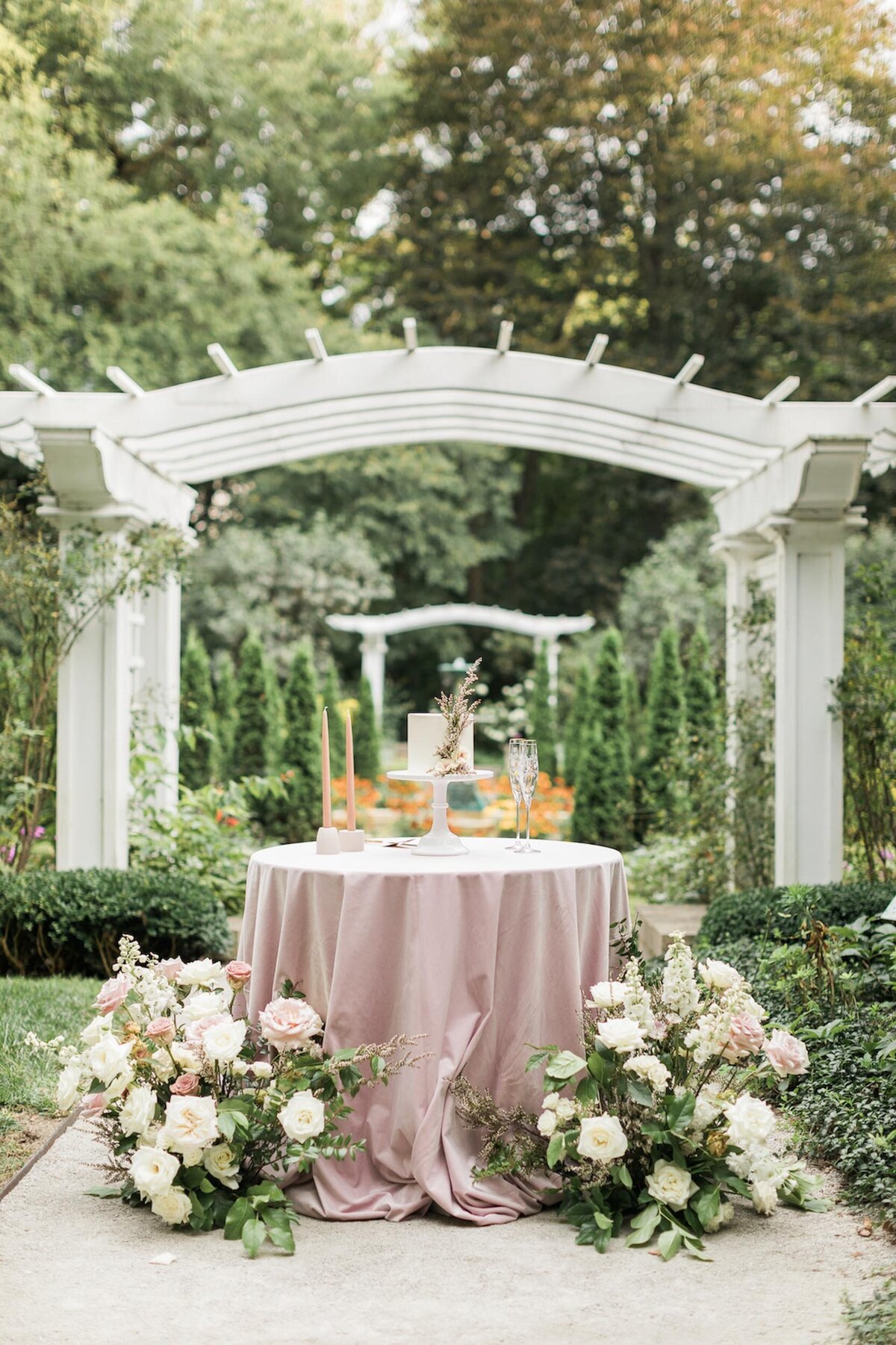 wedding-cake-luxury-florals-elopement-2