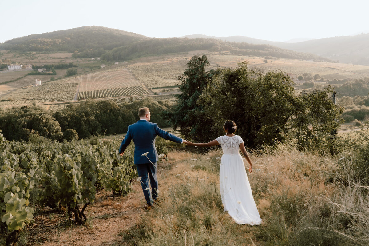 Iris-et-Romain-couple-mariage-vue-vignes2