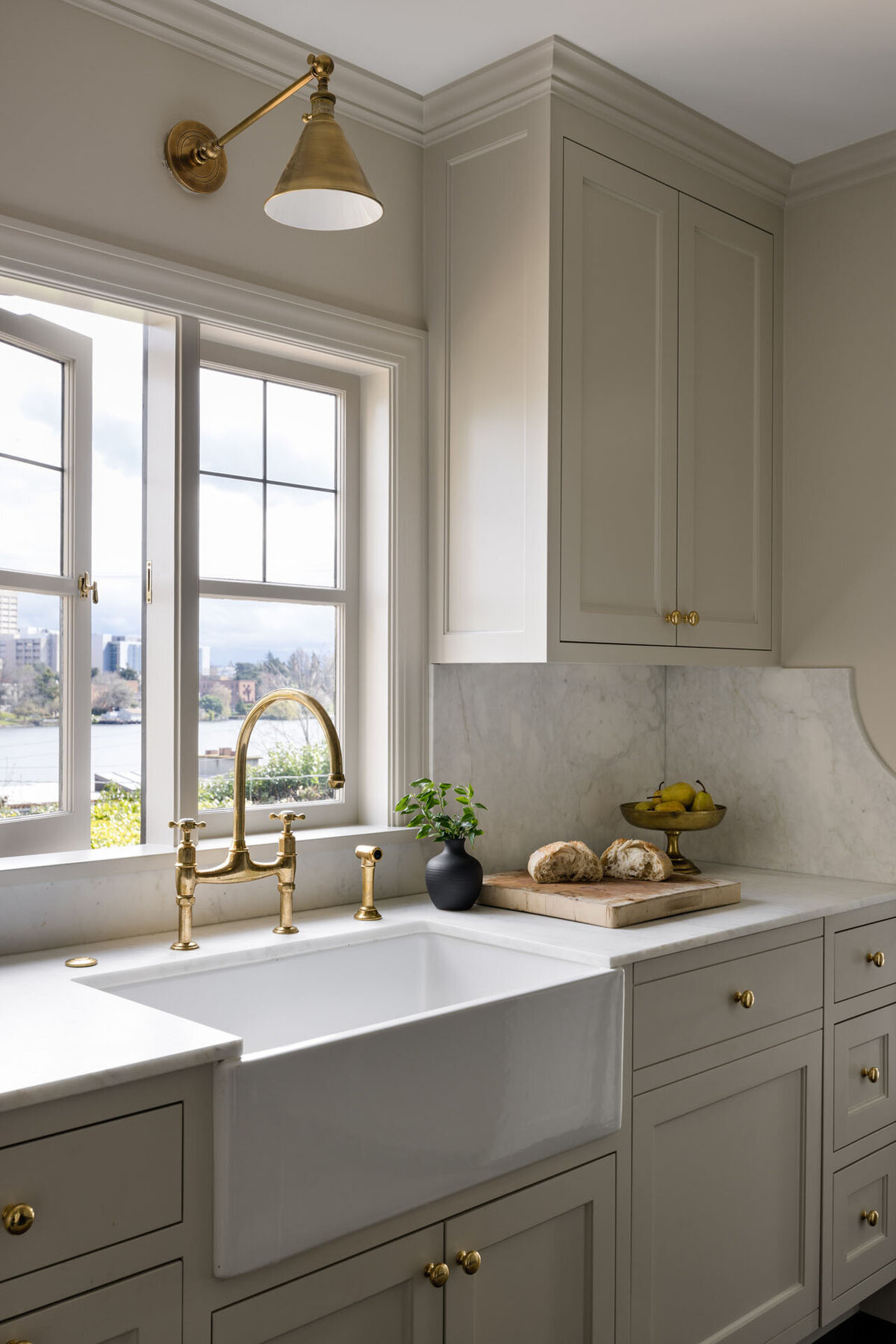 2B-classic-british-kitchen-brass-hardware-neutral-cabinet-marble