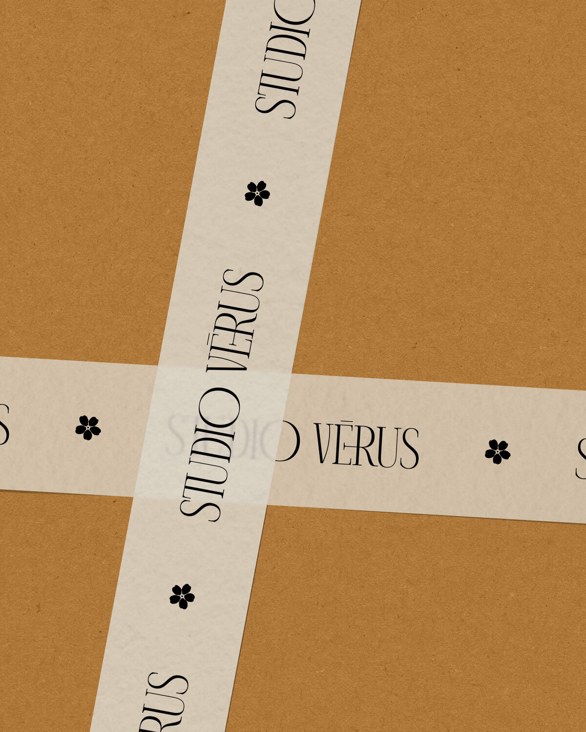 Studio Vérus verpakkingstape met logo en bloemmotief