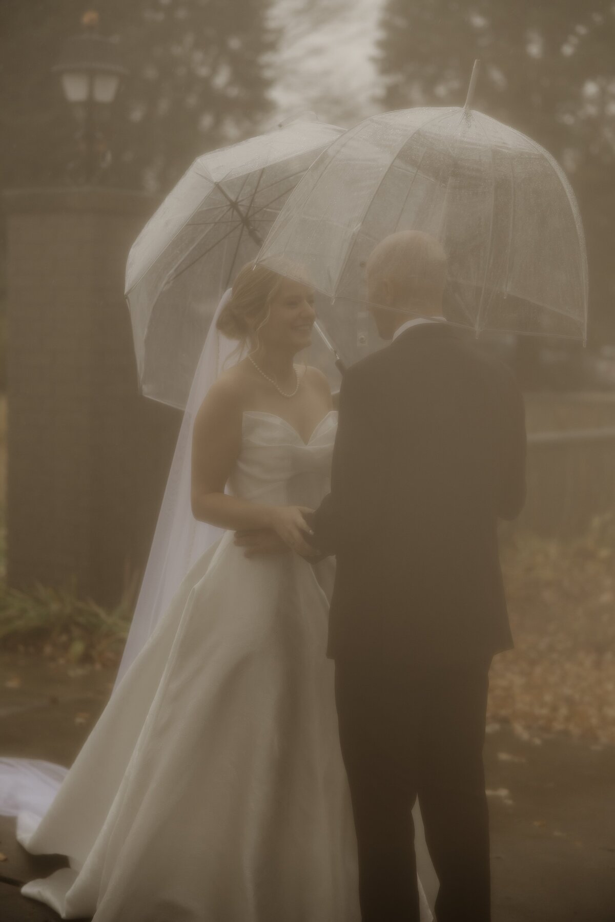 rainy-wedding-conrad-mansion-15