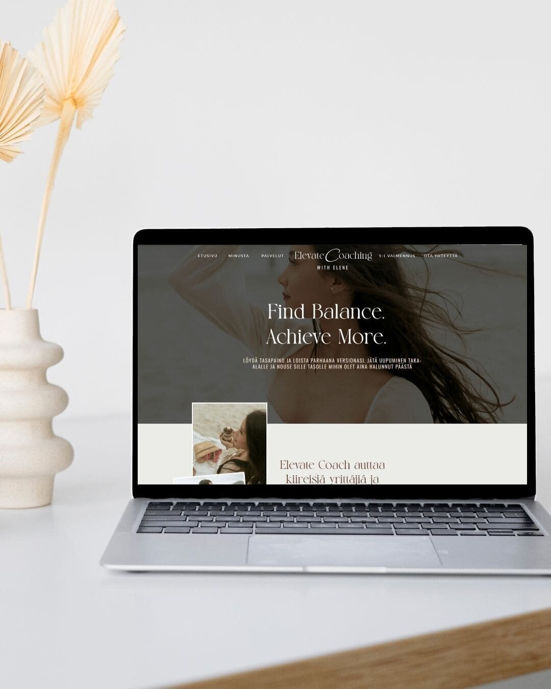 läppäri, jossa kuva elevate coaching nettisivupohjasta
