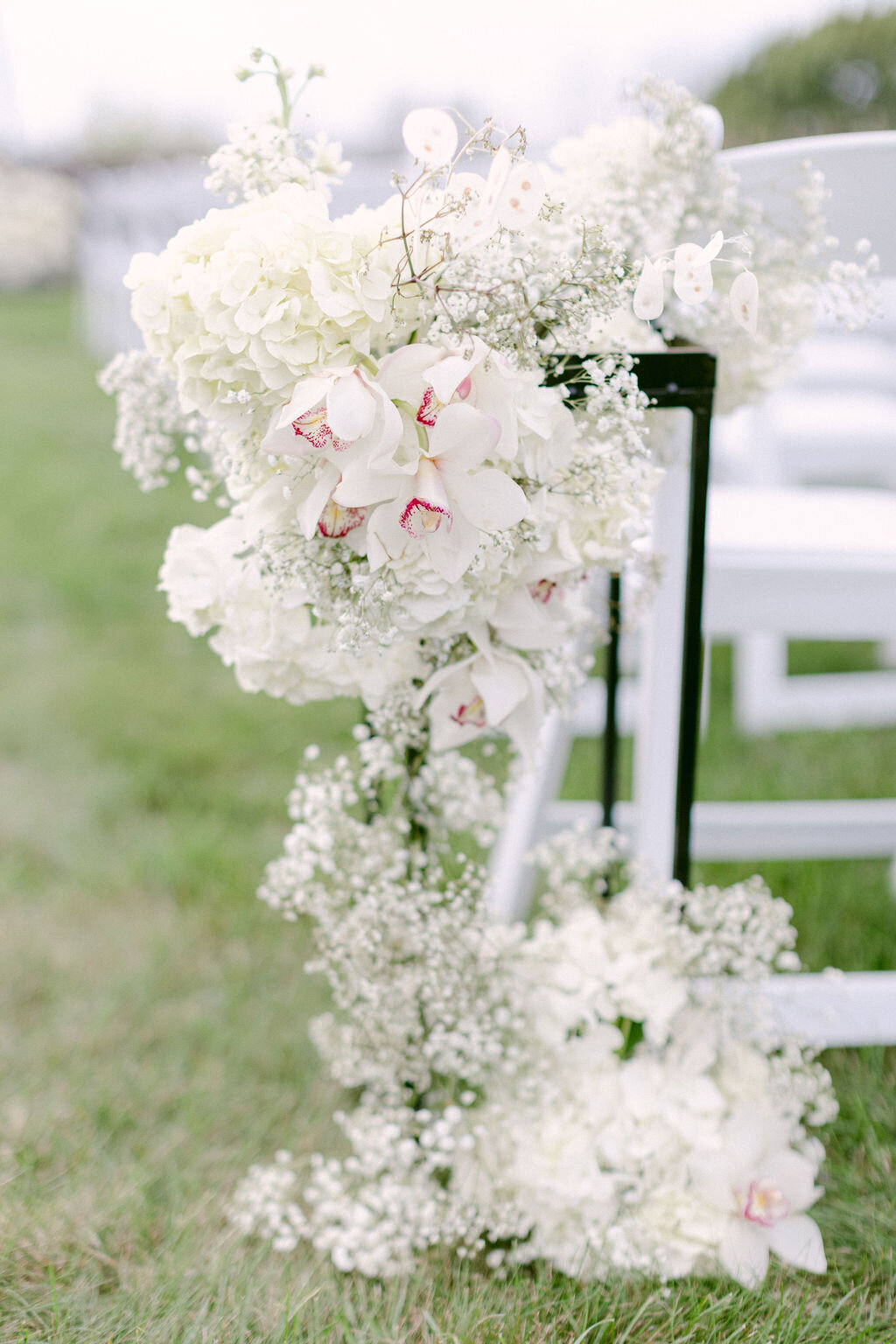 modern-white-wedding-florals-windridge-estate