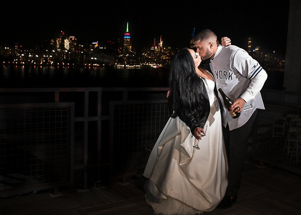 Williamsburg-wedding-venue-bride-and-groom-celebrating-at-night