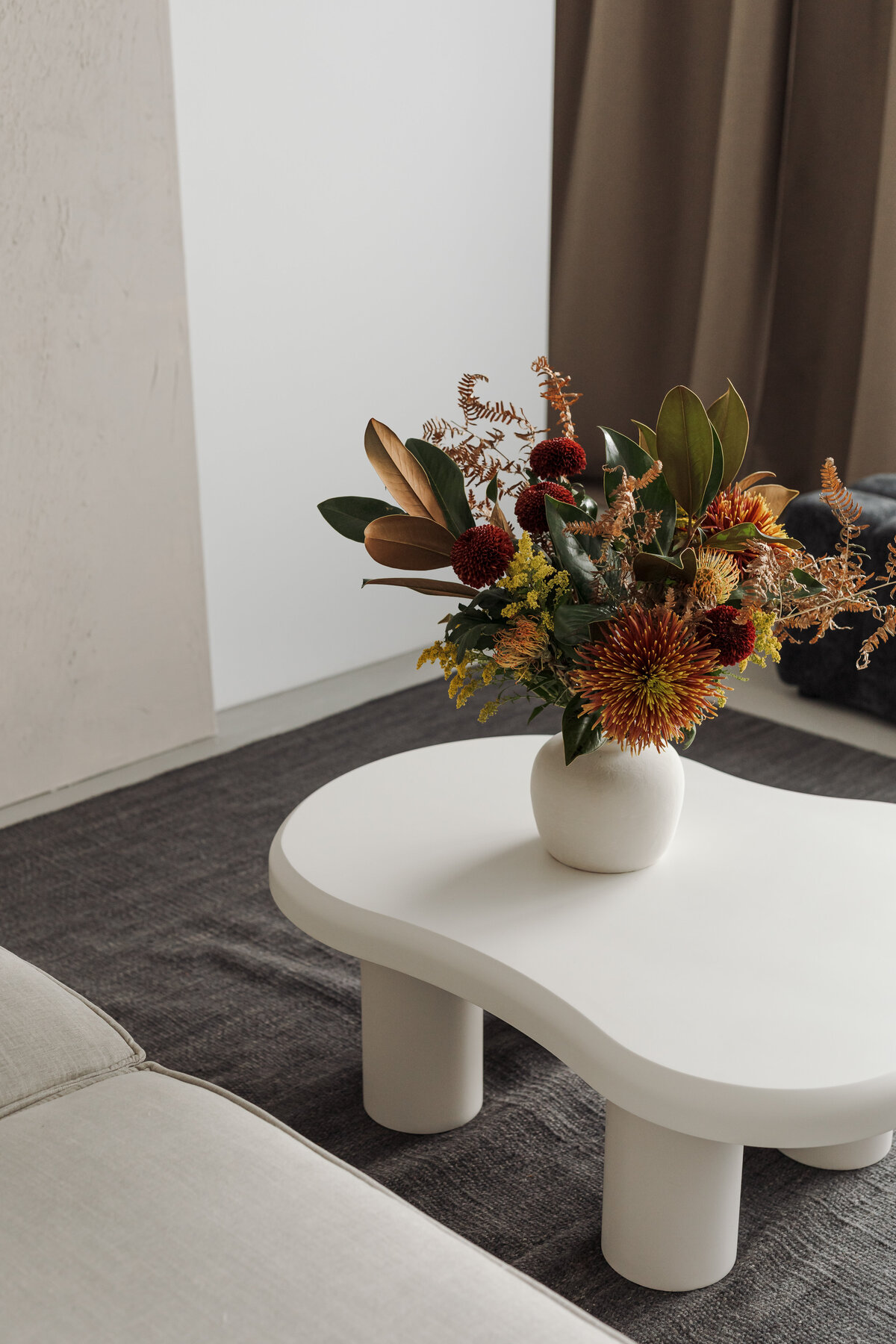 kaboompics_minimalist-living-room-with-a-vase-of-flowers-on-a-white-coffee-table-36966