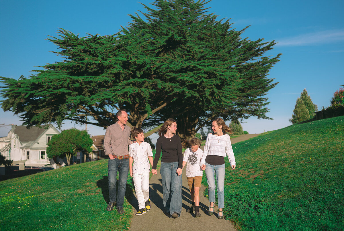 family at sunset at holly park in san francisco by san francisco bay area family photographer