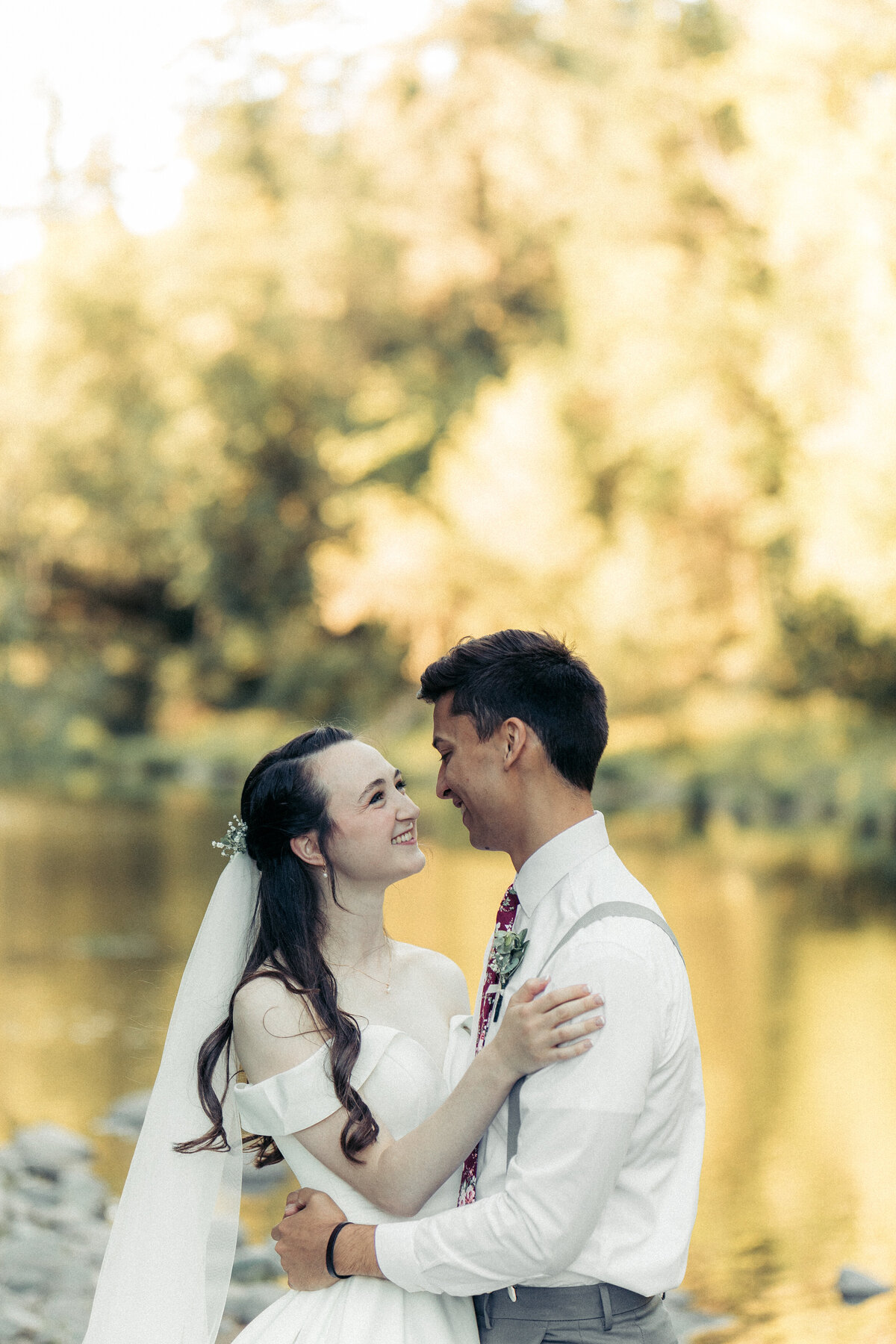 RIVERSIDE WEDDING IN THE OREGON