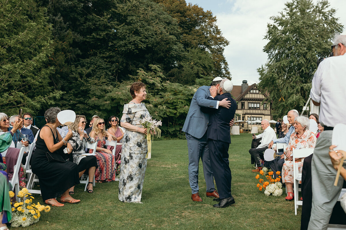candid-ceremony-emotional-moment-hart-house-vancouver-thegodards