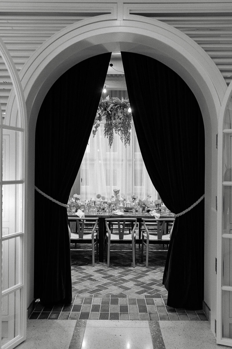 Hotel Honeyrose, décoration de la salle de réception, avec rideaux de théâtre. 