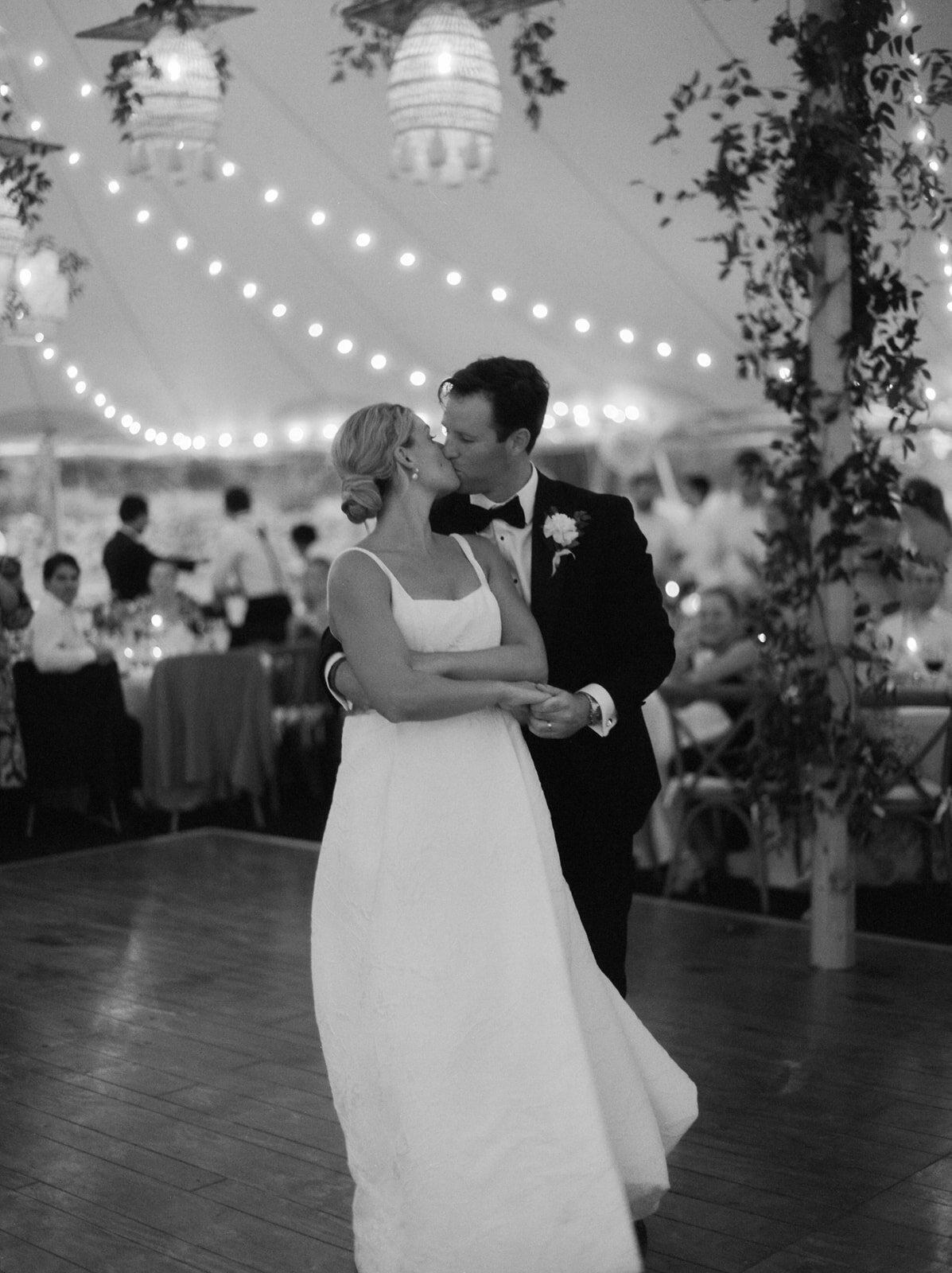 first-dance-at-stone-acres-farm-jen-strunk-events