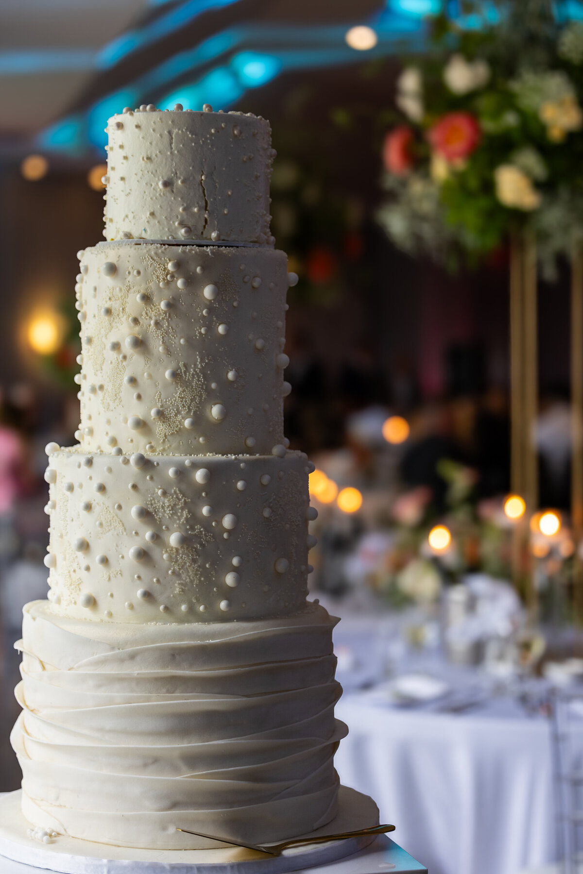 Gâteau de mariage blanc créme blanche et perles Montréal