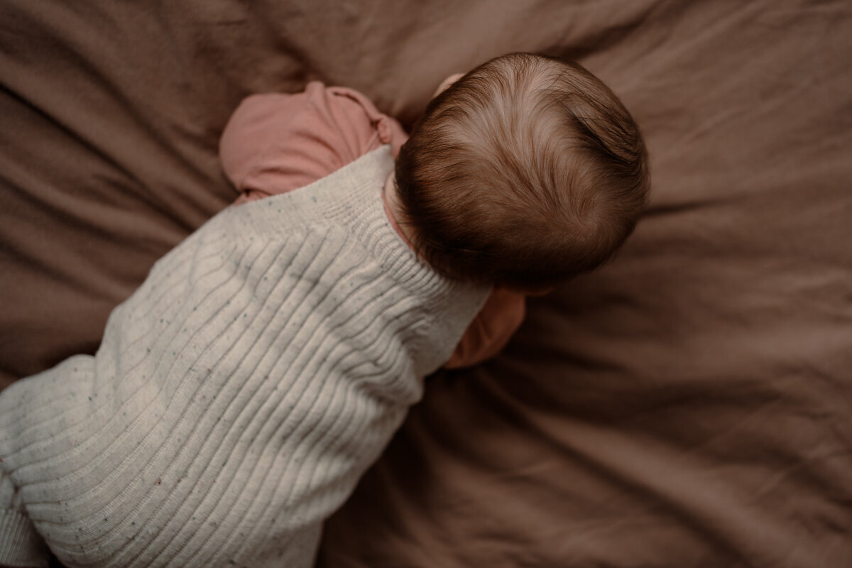Detailfoto van de haartjes van een pasgeboren baby tijdens een newbornshoot in Apeldoorn