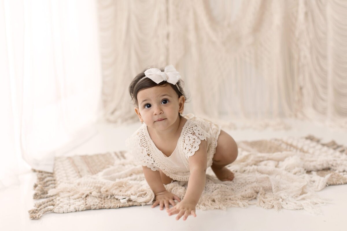 Photos of a baby girl in Medina studio