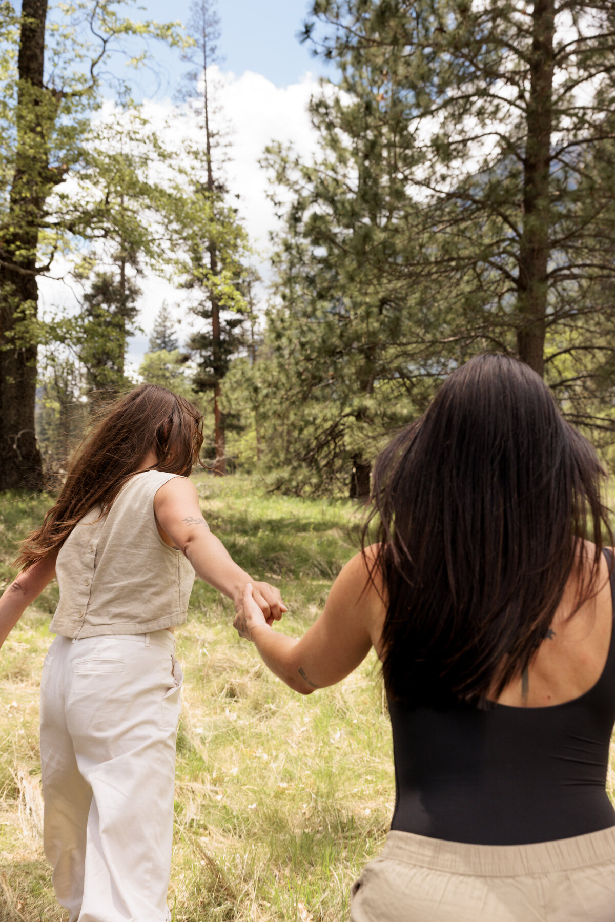 engagement-session-yosemite-valley-walking
