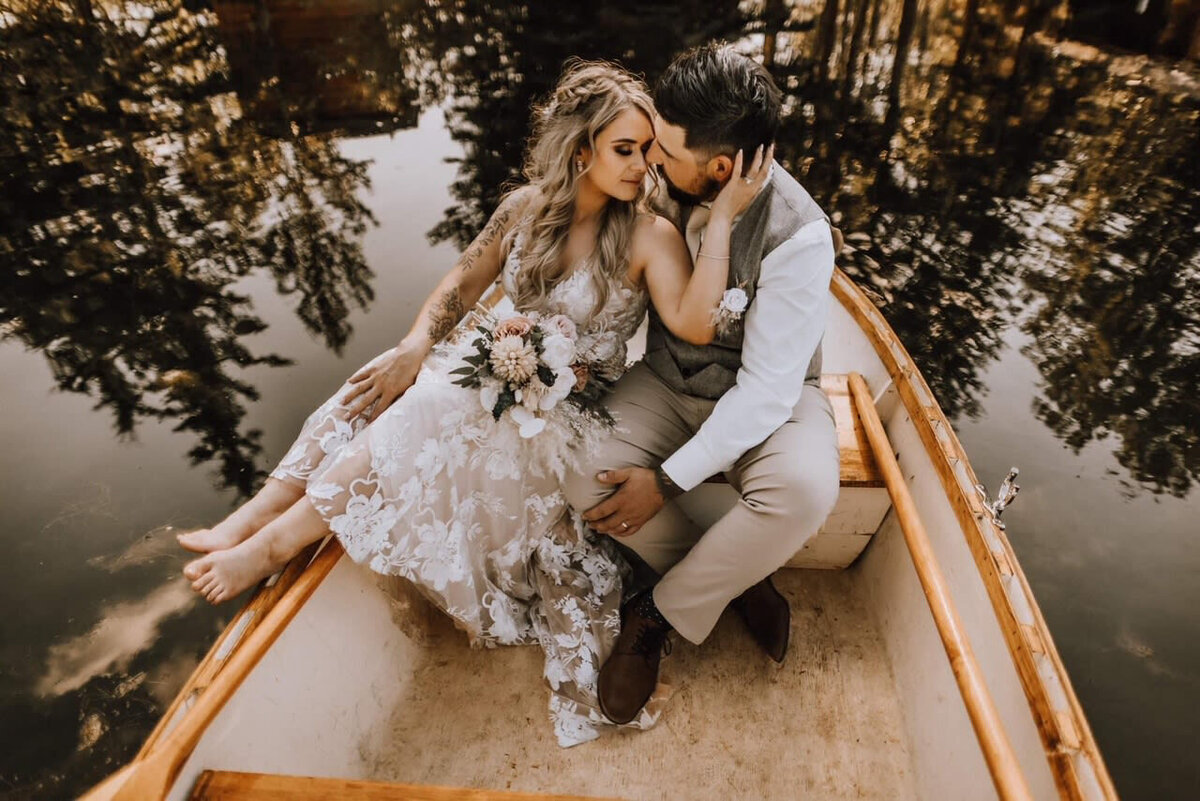 Couple in rowboat at Pine & Pond, a natural picturesque wedding venue in Ponoka, AB, featured on the Brontë Bride Vendor Guide.