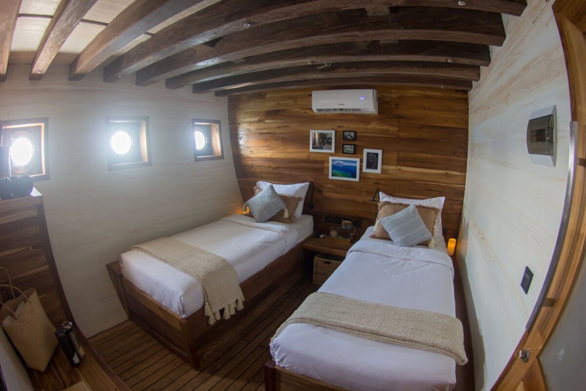 Fenides-luxury-yacht-charter-indonesia-Twin Cabin 01