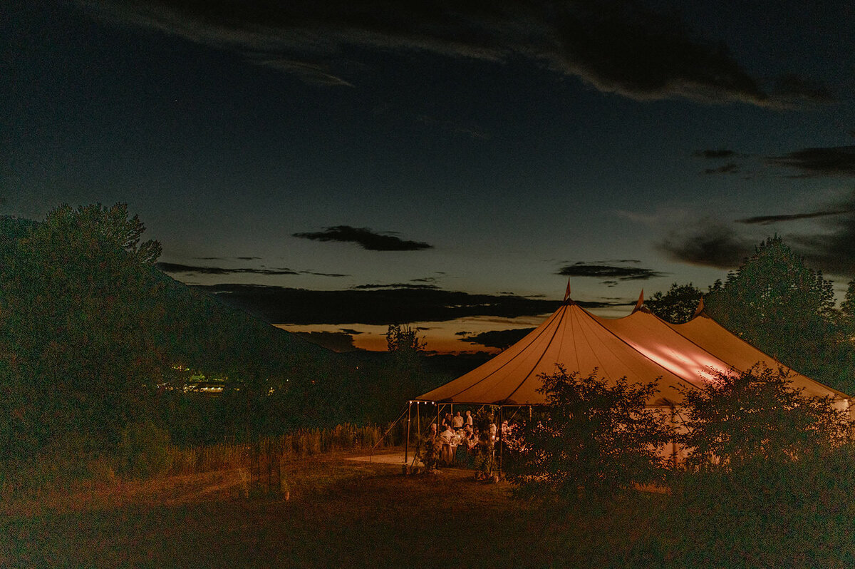 colorful-catskills-sunset-glowing-wedding-reception-tent