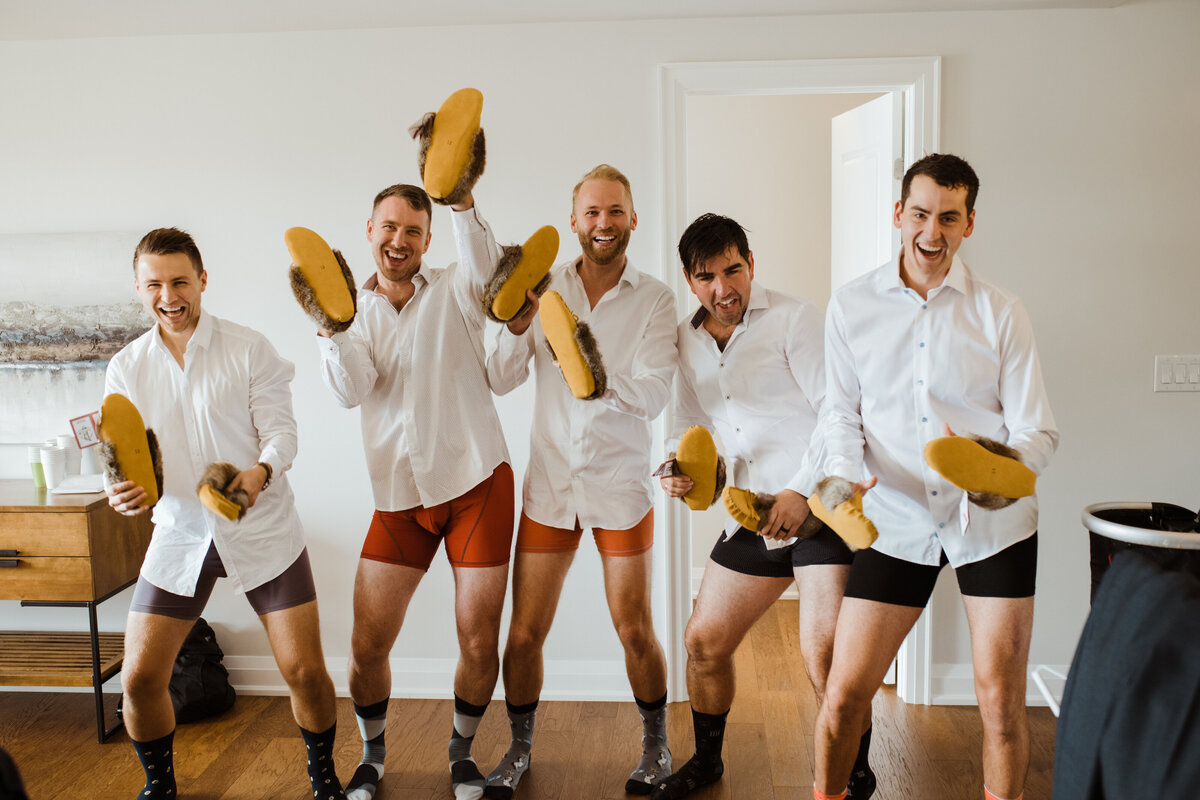 B-muskoka-wedding-beaumaris-yacht-club-groom-groomsmen-getting-ready-03