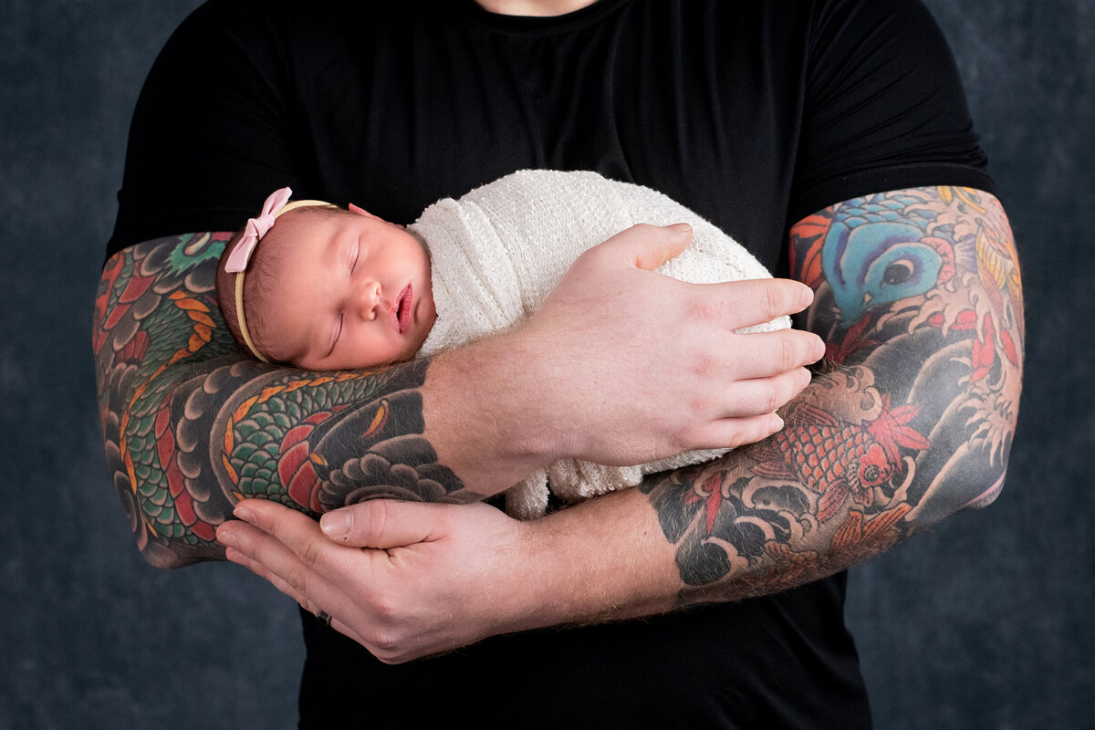 newborn-photographer-baby-dads-tattooed-arms-cuyahoga-falls-photographer