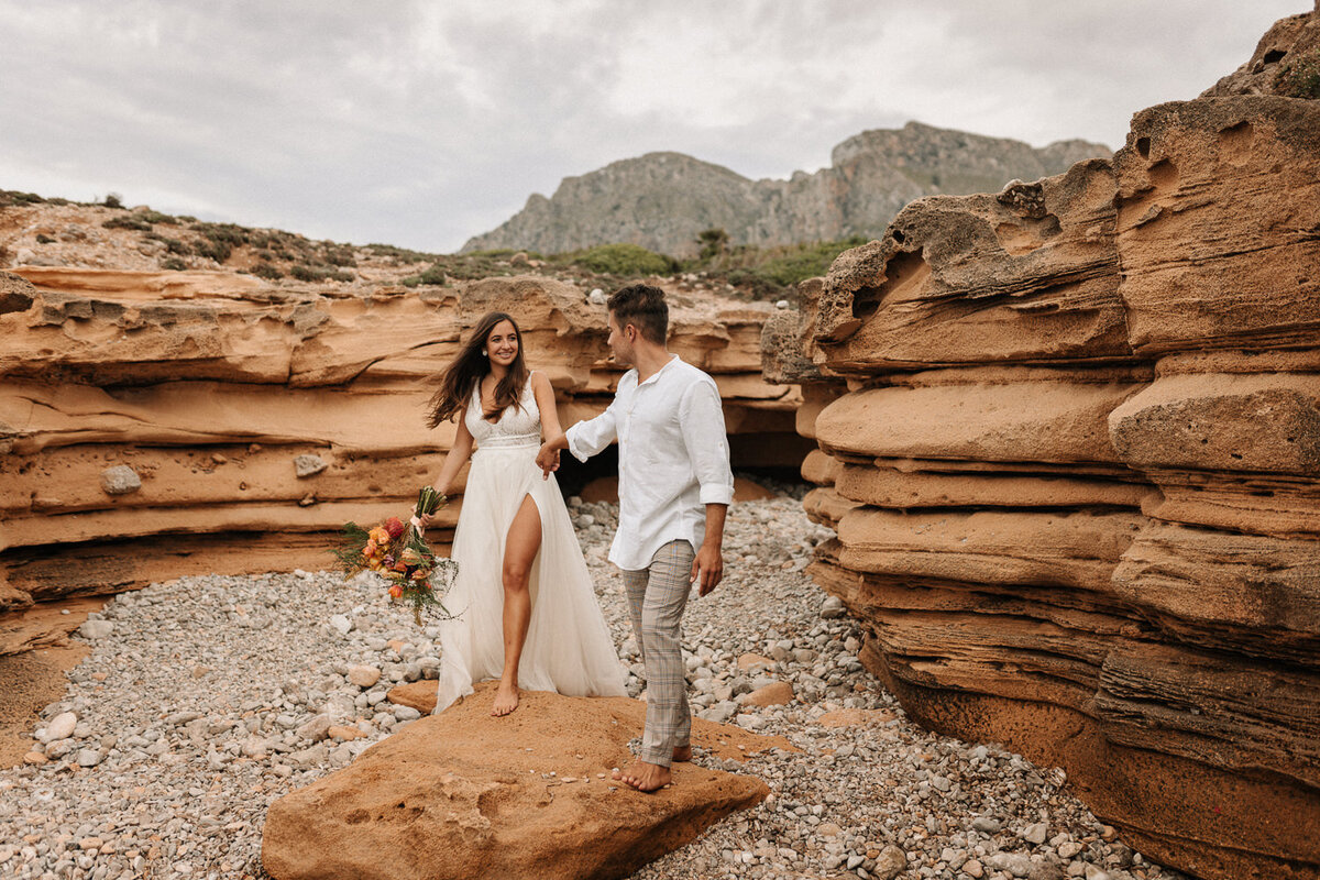 Brautpaar zwischen Felsen an der Küste von Mallorca