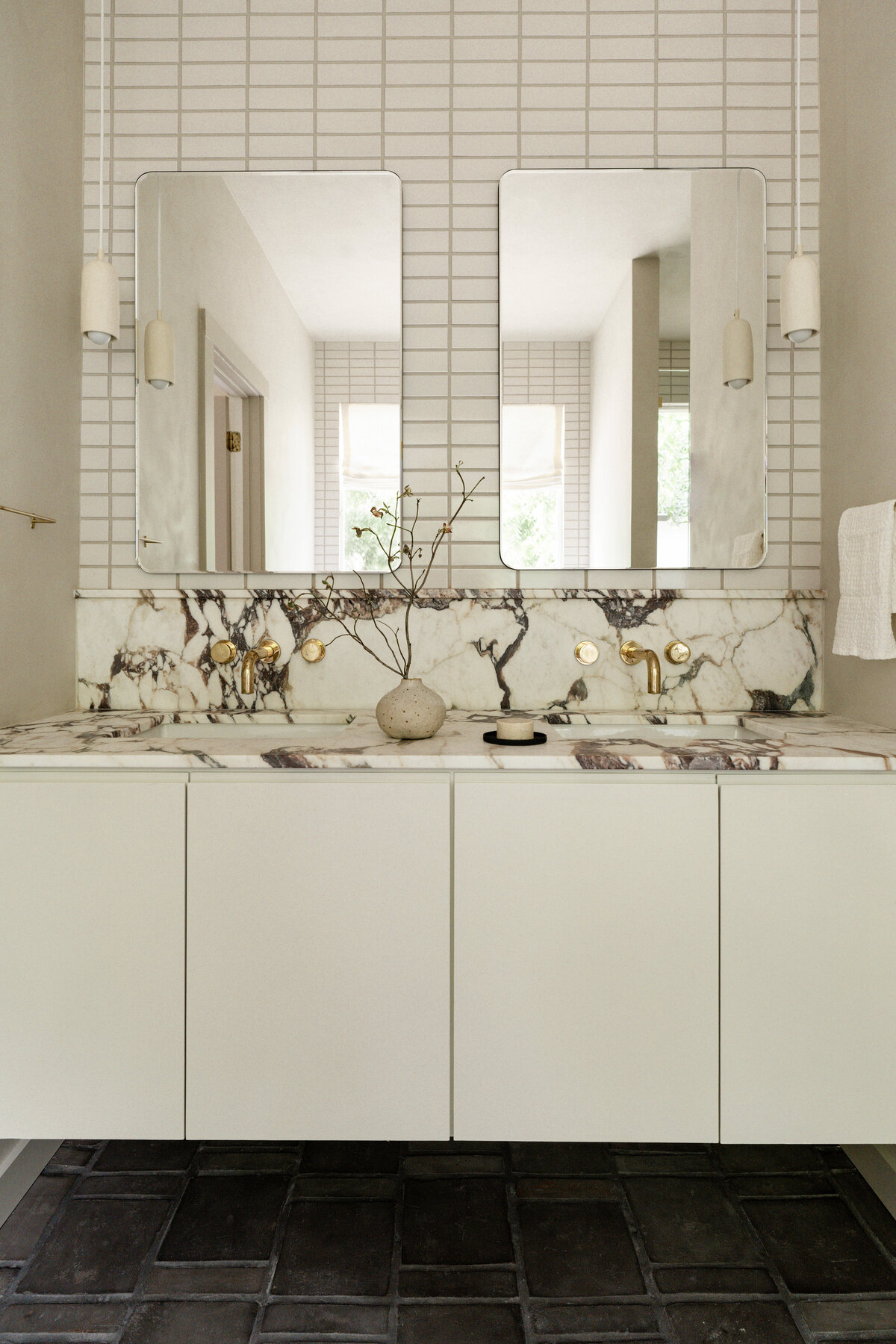 house-franc-avenue-h-hyde-park-bathroom-remodel-addition-historic-home-calacatta-marble-countertop-unlacquered-brass-faucet-farrow-and-ball-schoolhouse-white-vanity-historic-neighborhood-austin-texas