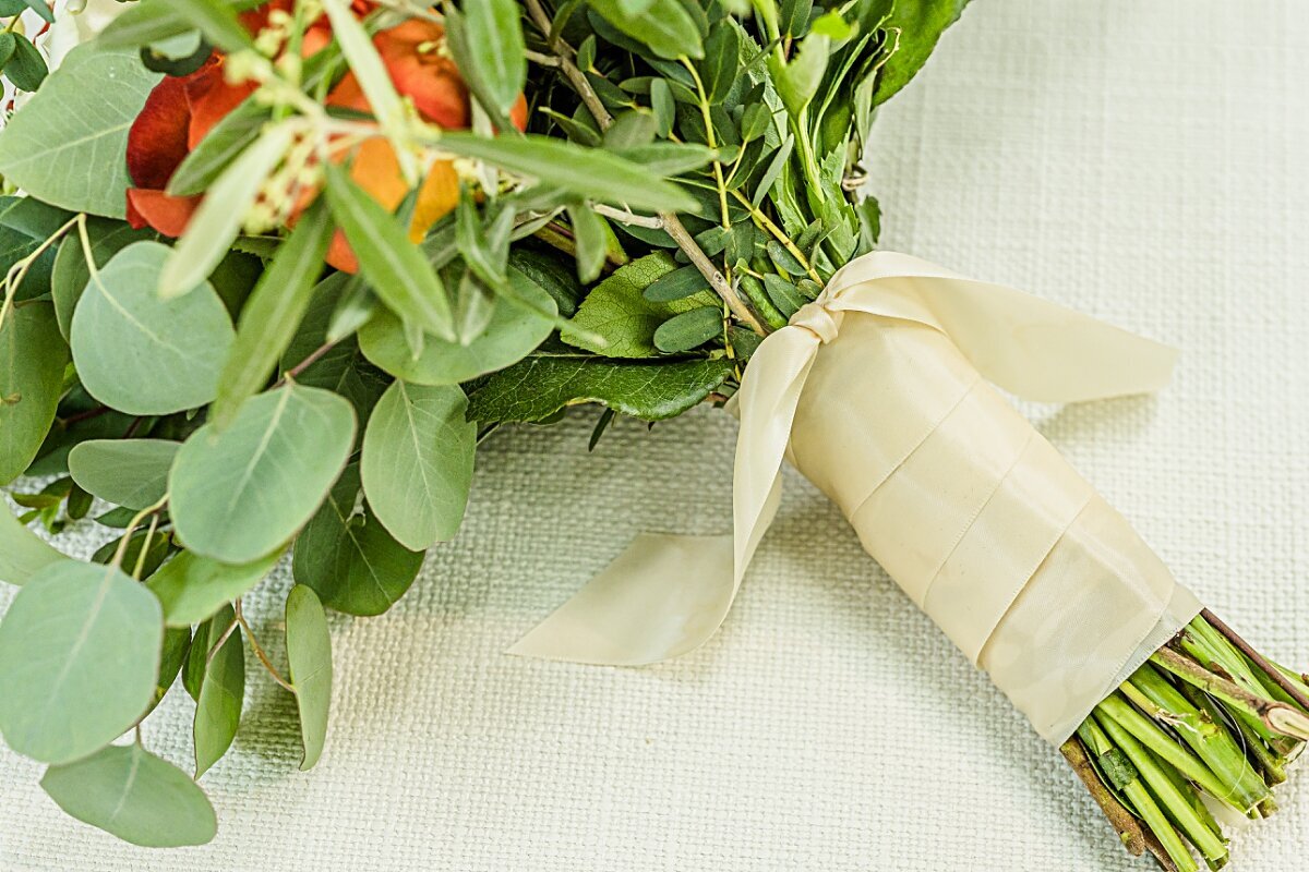 bridal-bouquet-wrapped-in-ribbon