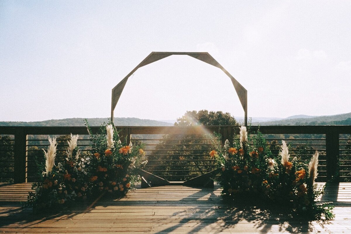 ceremony-flowers-at-lewallen-farms