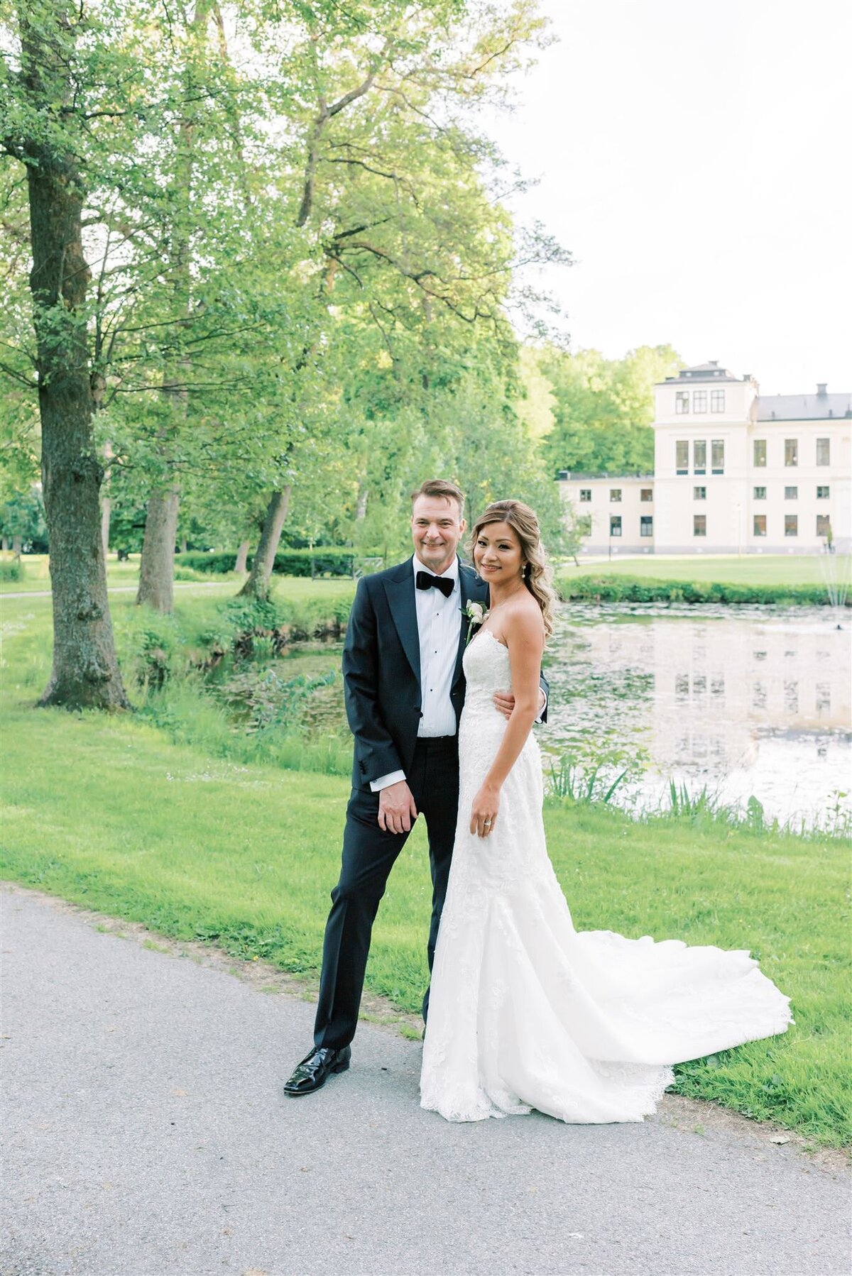 Bröllopsfotograf i Stockholm helloalora Anna Lundgren golden hour brudportätt destination slottsbröllop Rånäs Slott i Roslagen