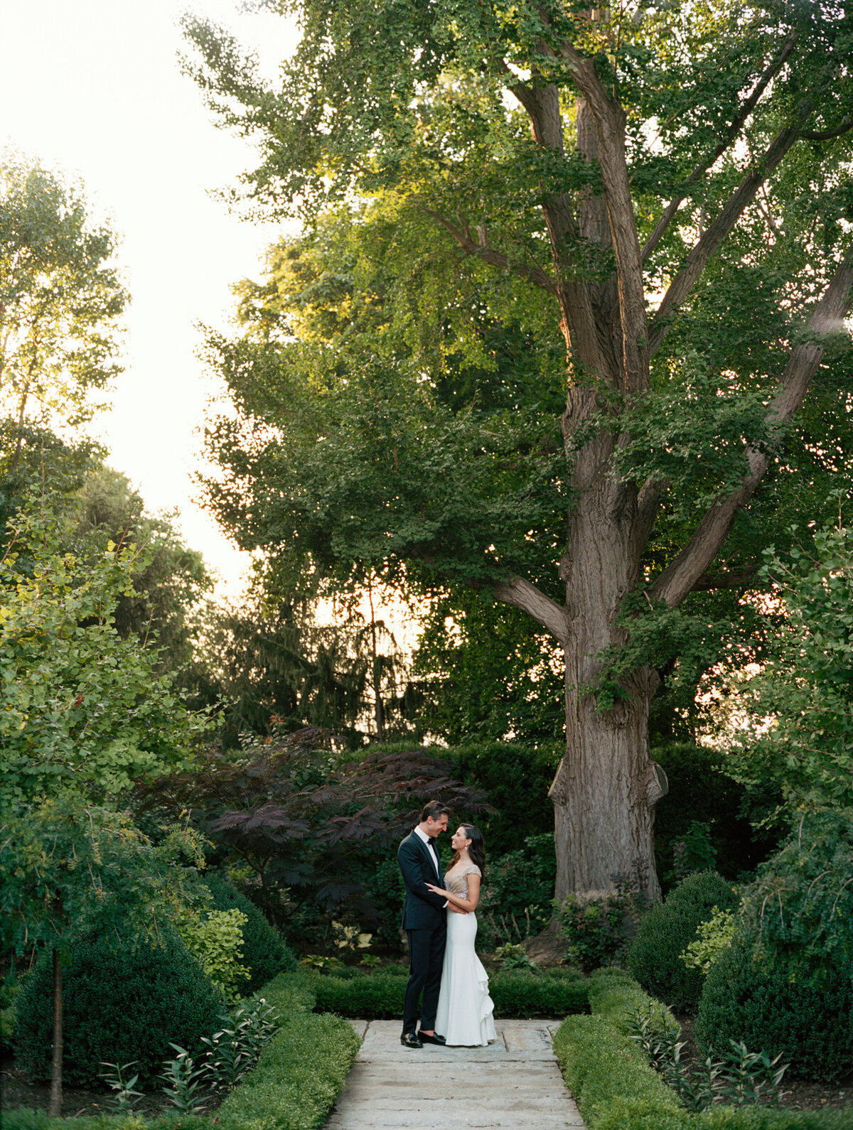 estate-wedding-garden-first-look-romantic