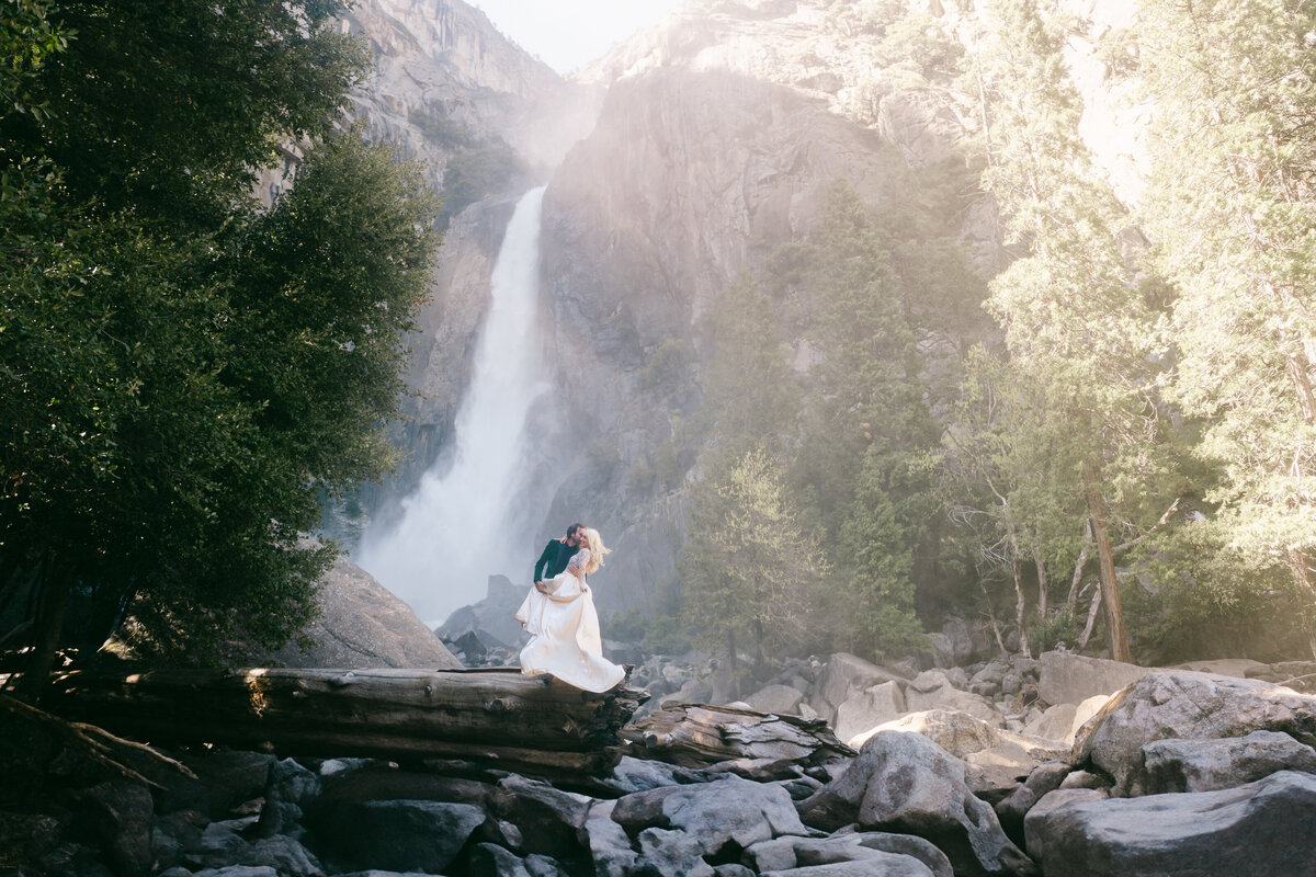bride-groom-Yosemite-elopement
