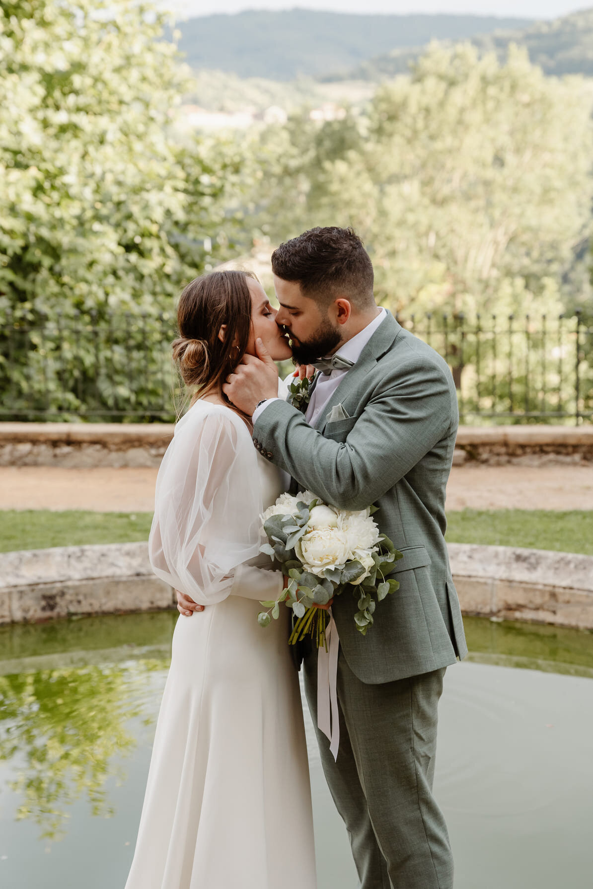 Fanny-et-Jeffrey-mariage-couple-exterieur3