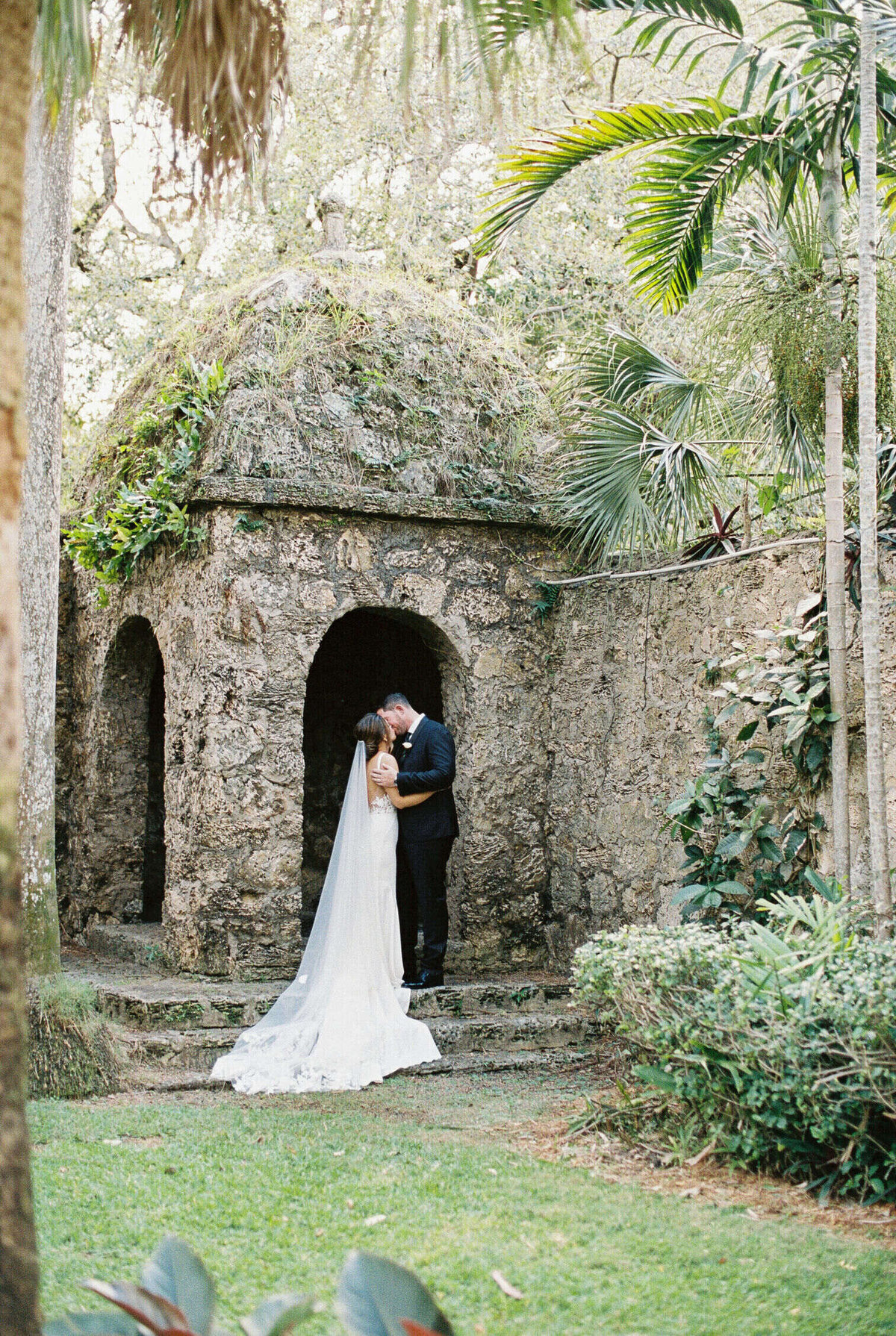 newlyweds-kiss-plymouth-church-gardens-6GJ-W