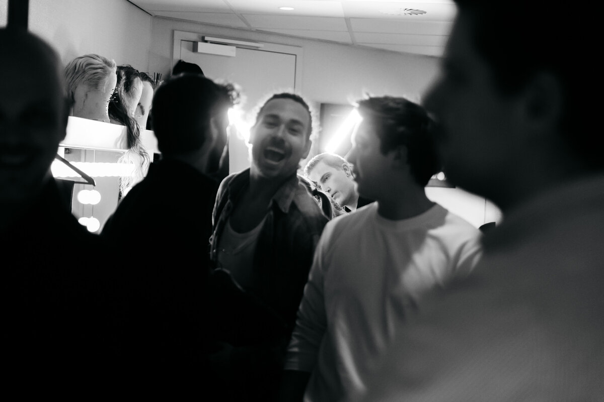 Backstage foto van een groep acteurs in een kleedkamer.