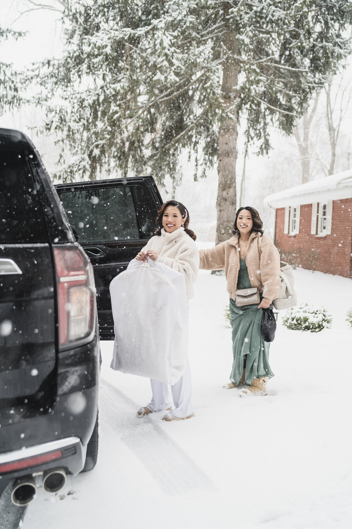 A MAGICAL WINTER PLANTERRA GARDEN WEDDING WITH A GREEN COLOR PALETTE IN WEST BLOOMFIELD, MICHIGAN PROVIDED BY KARI DAWSON PHOTOGRAPHY16