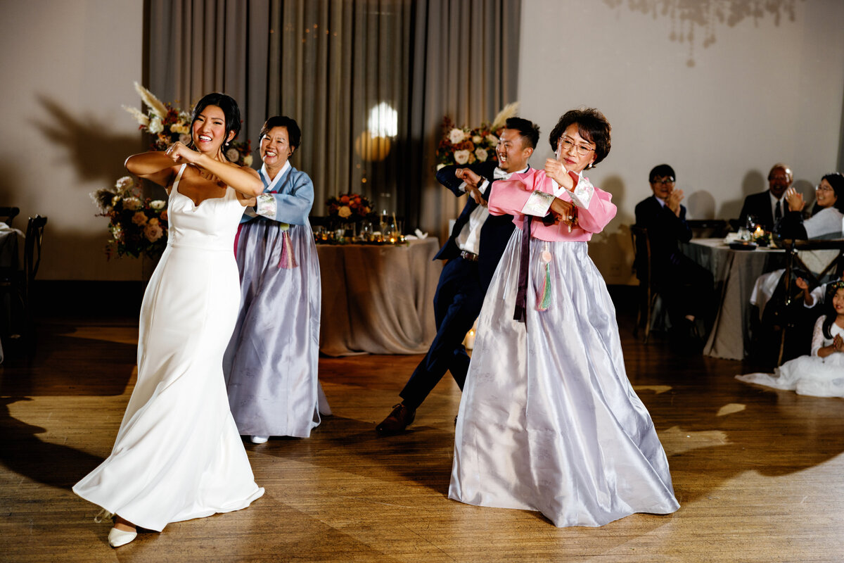 Aspen-Avenue-Chicago-Wedding-Photographer-Ivy-Room-Korean-Elegant-Modern-Romantic-Timeless-Jenny-Yoo-Elegant-Event-Lighting-City-True-To-Color-Vibrant-FAV-137