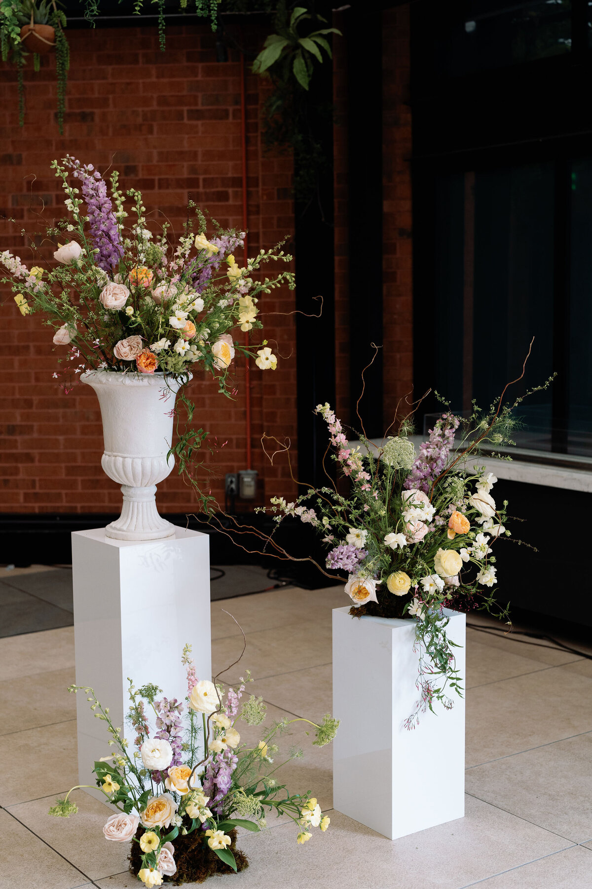 40-ceremony-altar-flowers