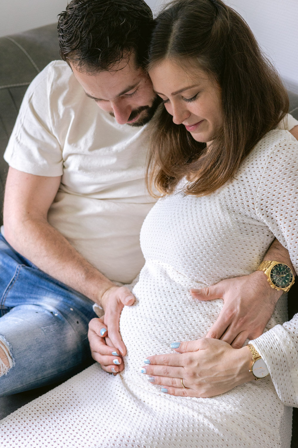 Zwangerschapsfotografie binnen bij je thuis met natuurlijk licht in de woonkamer. Irene Maris Fotografie