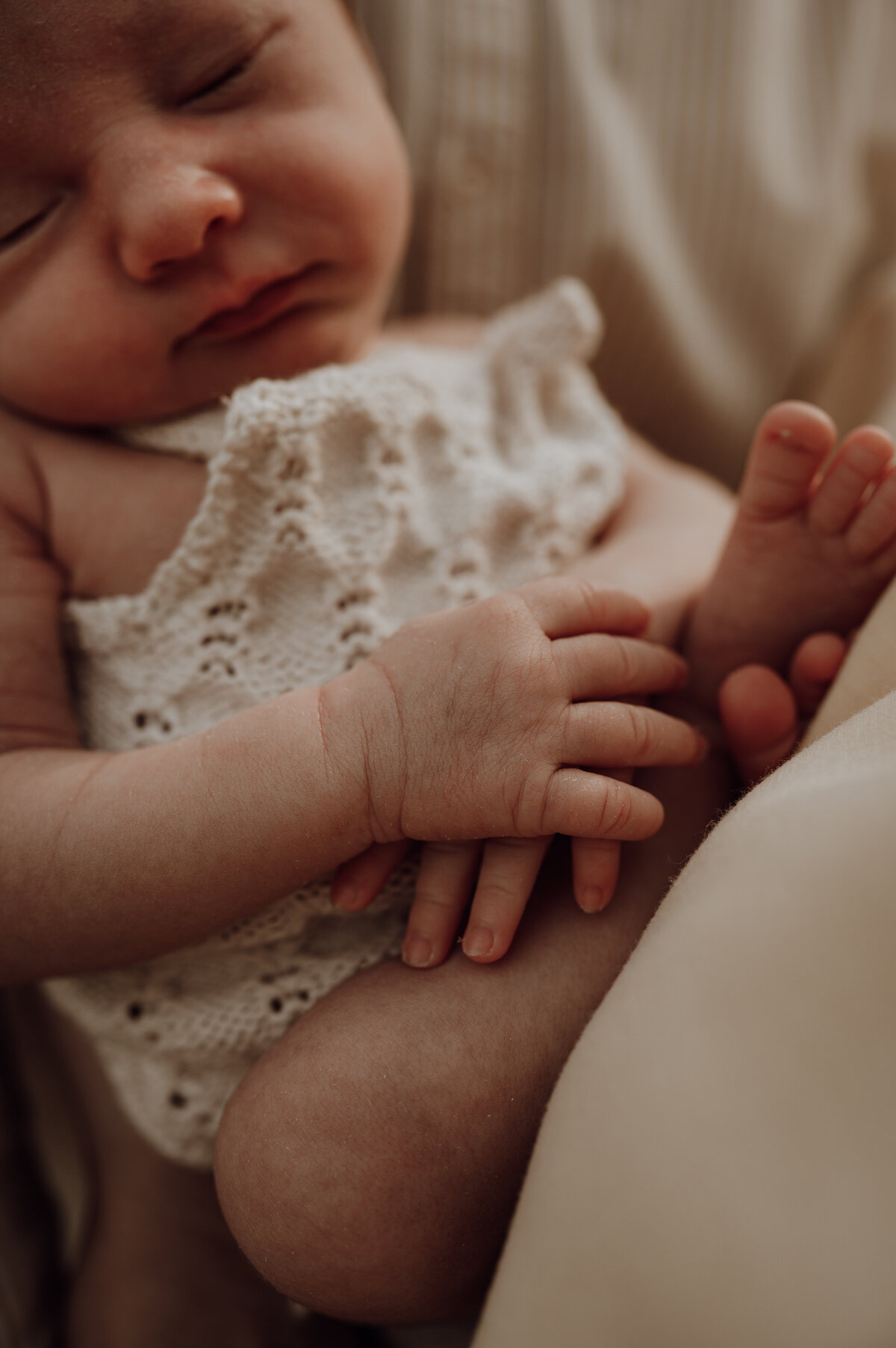 Closeup van baby handen en voetjes tijdens newborn fotoshoot