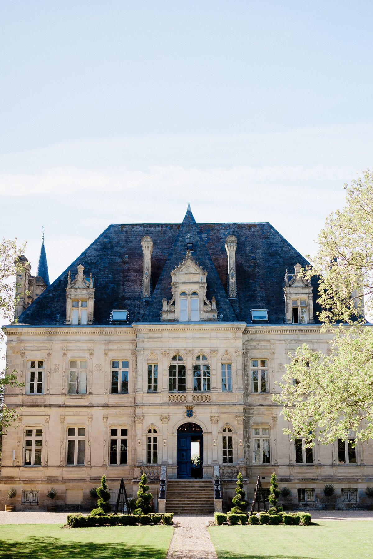 Modern_Chic_Chateau_Valouze_Destination_Wedding_Photographer-43