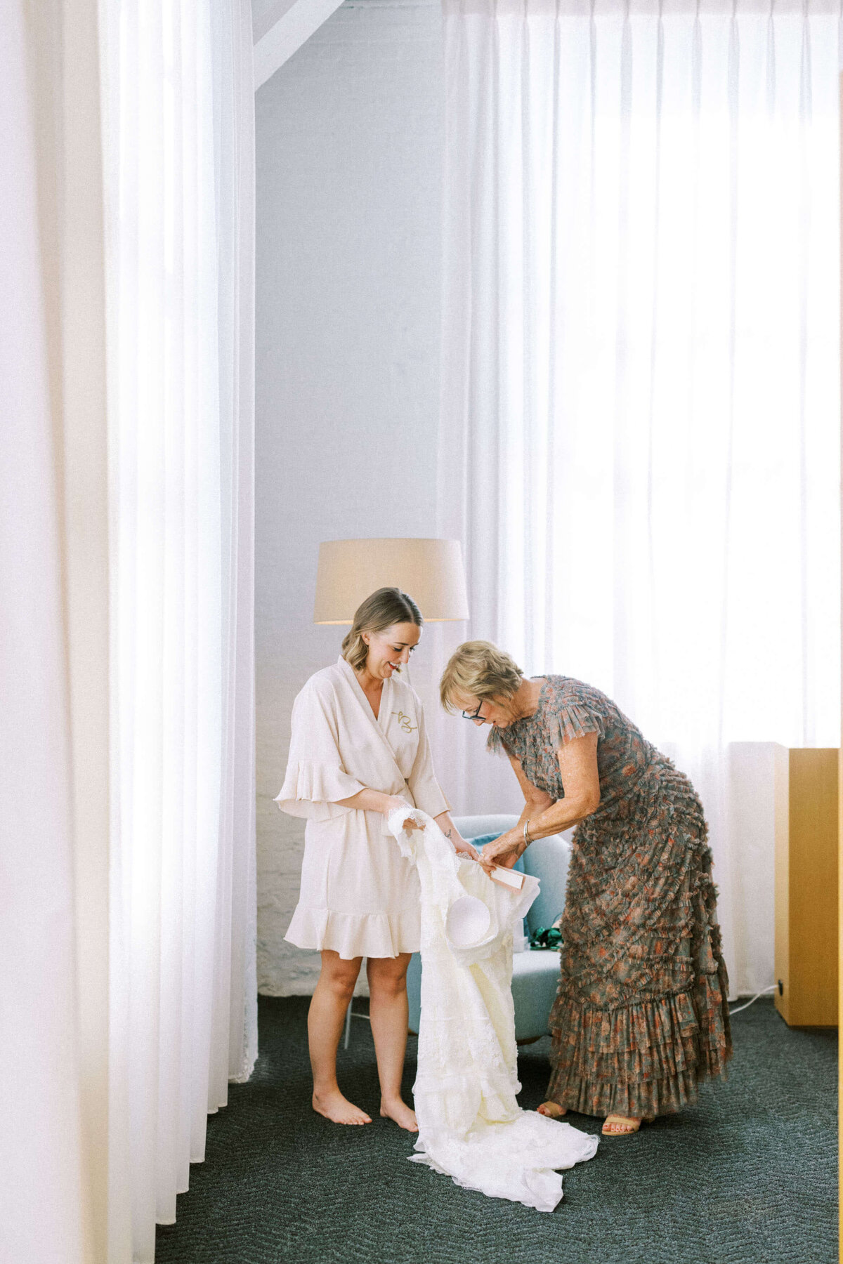 bride-and-mom-getting-ready