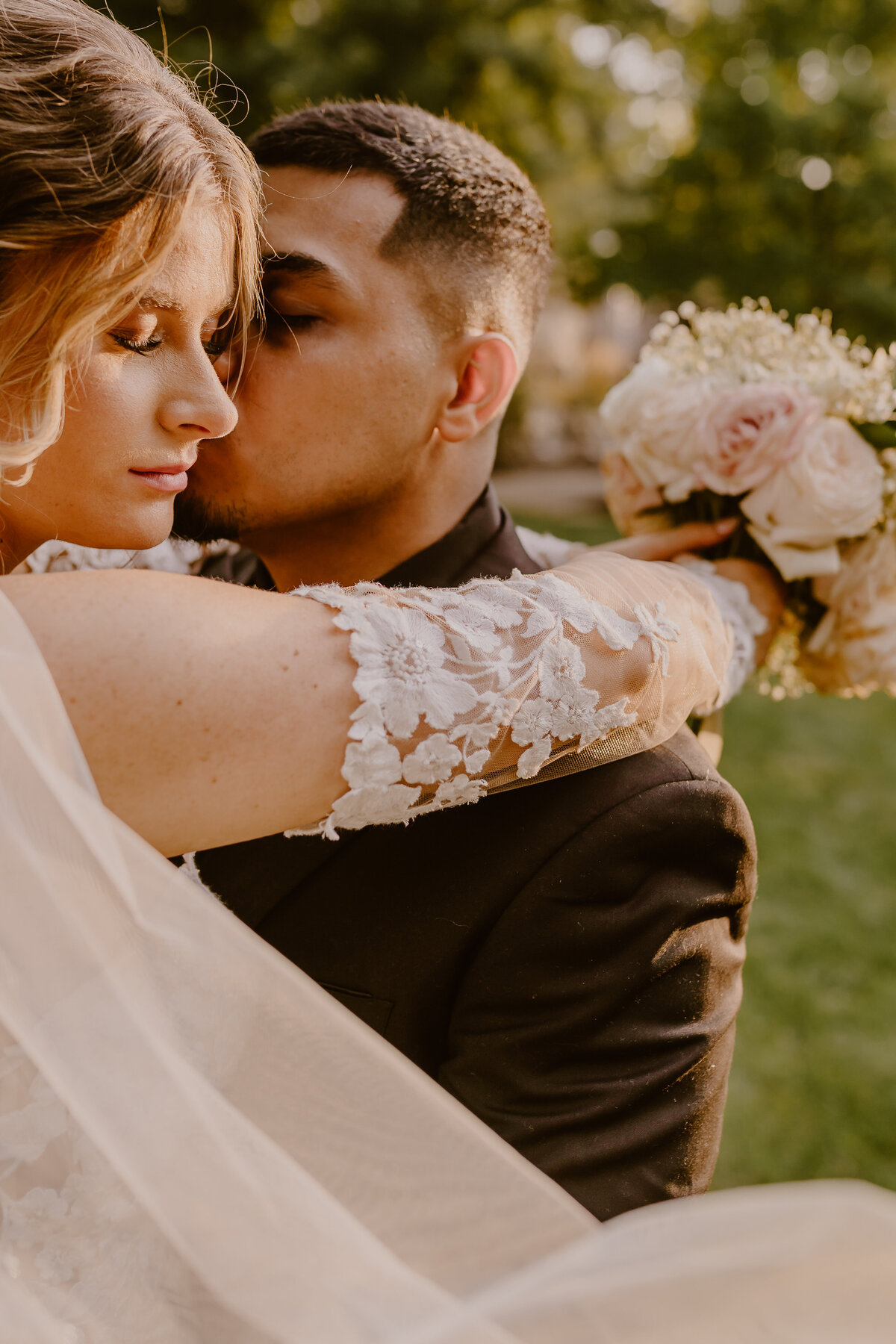storyteller-collective-photo-co-des-moines-wedding-photographer-romantic-close-up-couple
