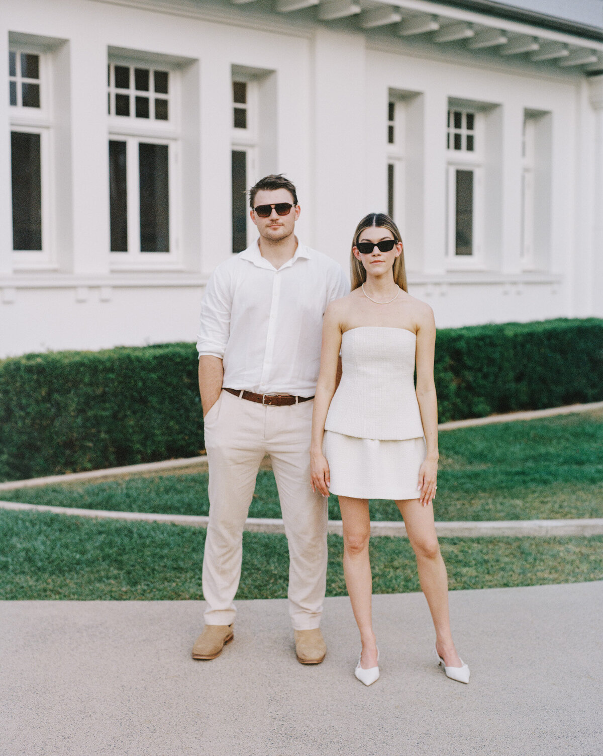 couple portrait in front of carins old courthouse